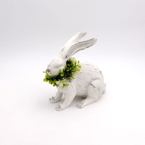 Osterhase mit Kranz - Weiß/Grün - Polyresin/Plastik - 24,5 x 12,5 x 23,5 cm