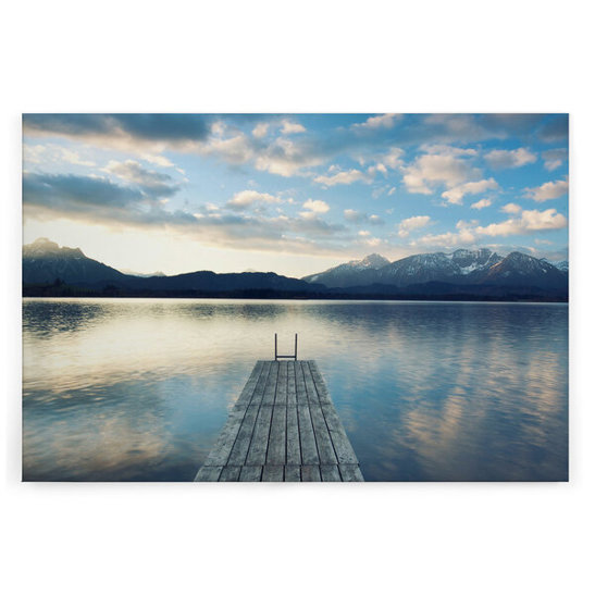 Leinwandbild Anlegestelle - Blaues Wasser & Braune Berge - 120 cm x 80 cm