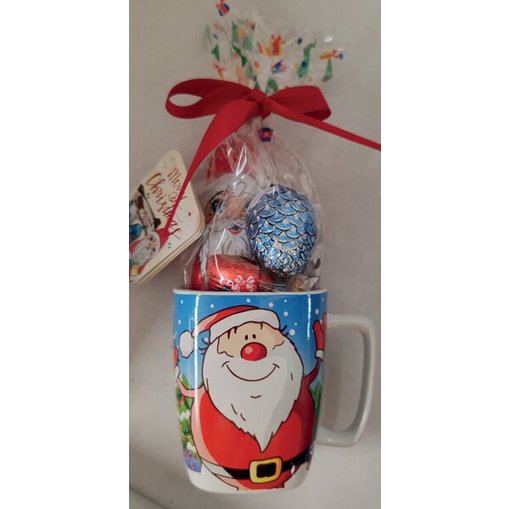 Festliche Weihnachtstasse mit Schokoladen-Weihnachtsmann & süßen Leckereien